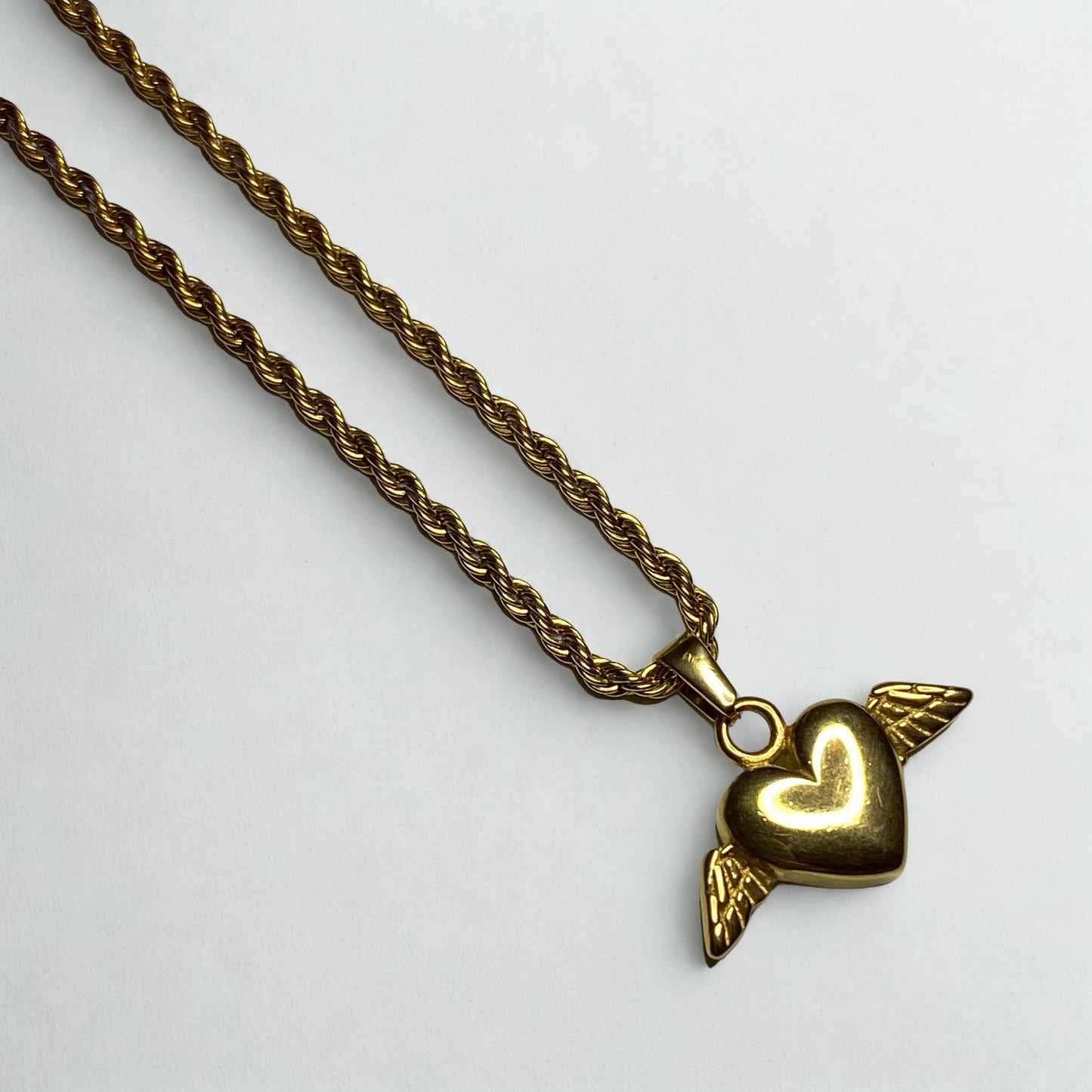 Collar corazón con alas