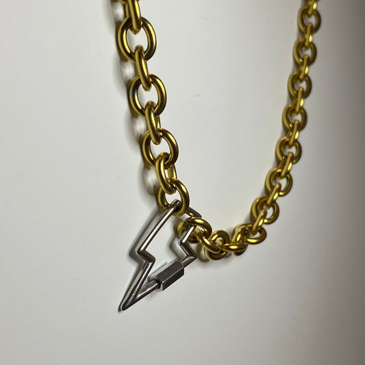 Cadena con broche de rayo