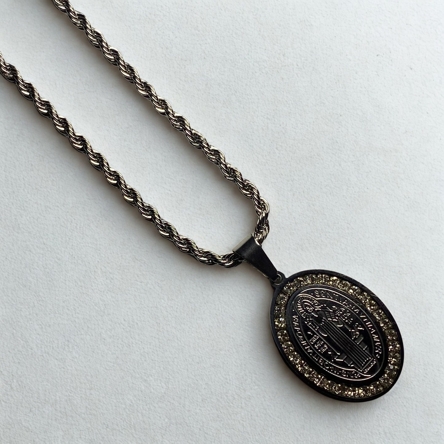 Medalla ovalada San Benito