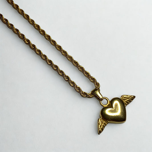 Collar corazón con alas