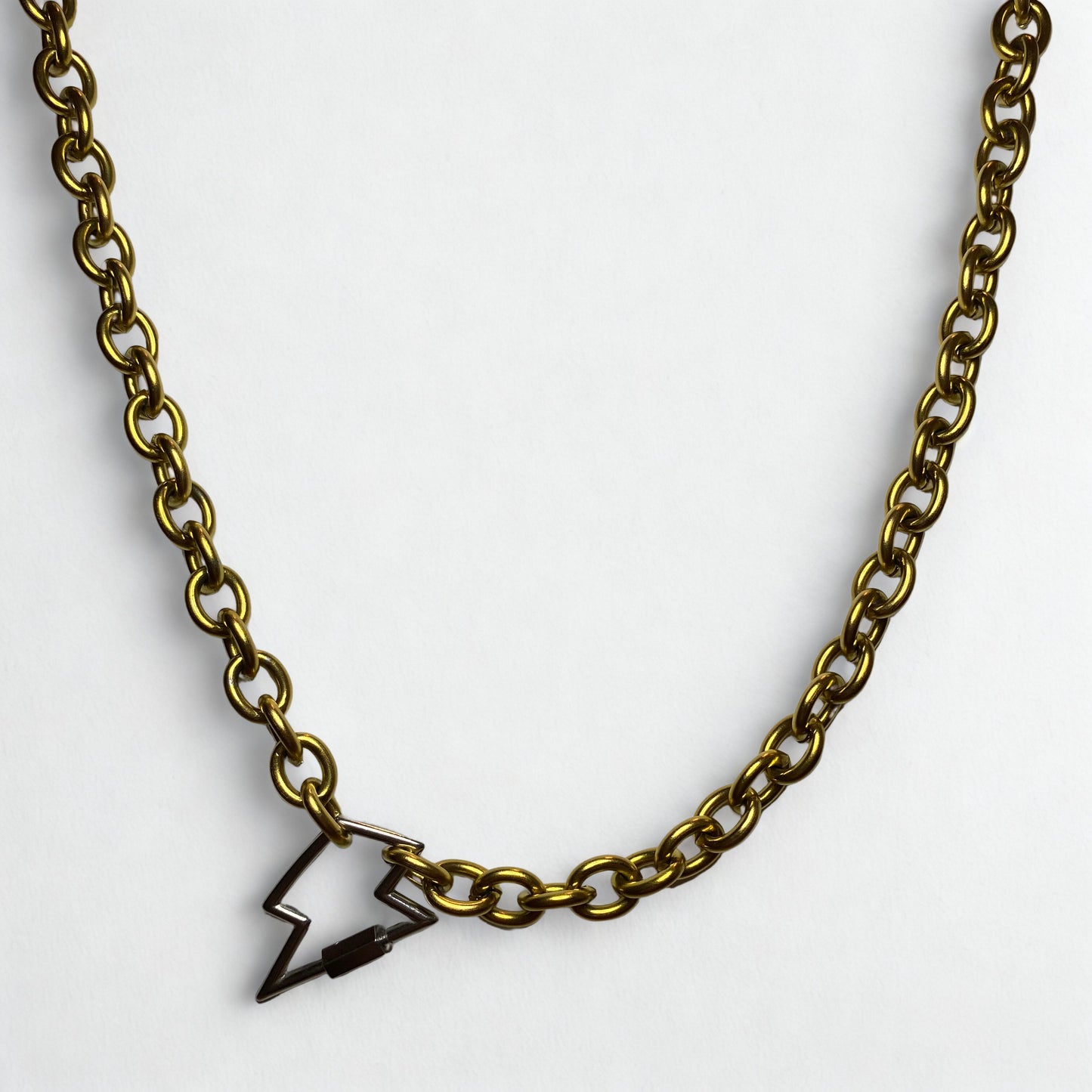 Cadena con broche de rayo