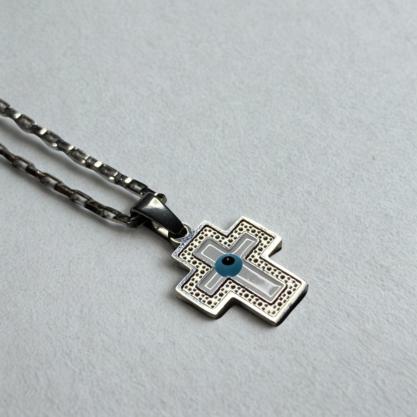 Collar cruz con ojo turco