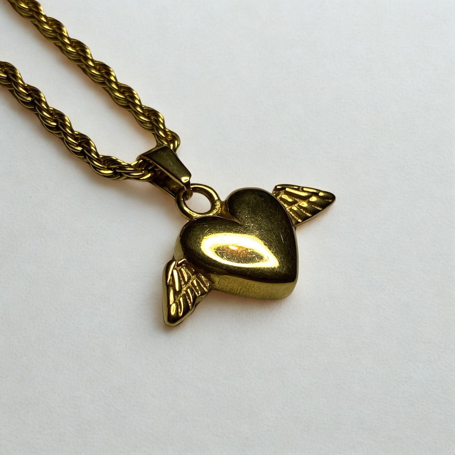 Collar corazón con alas