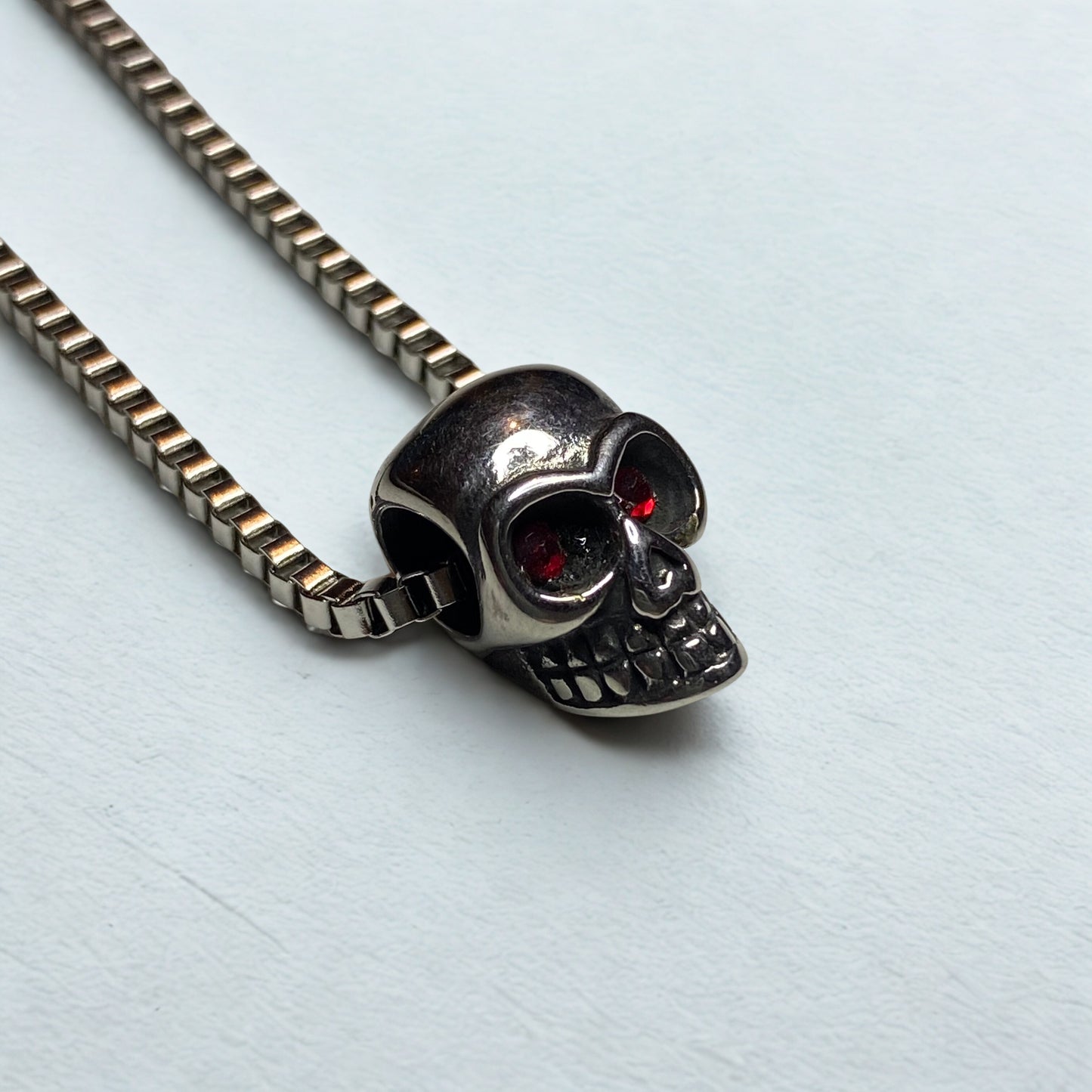 Collar craneo plateado ojos rojos