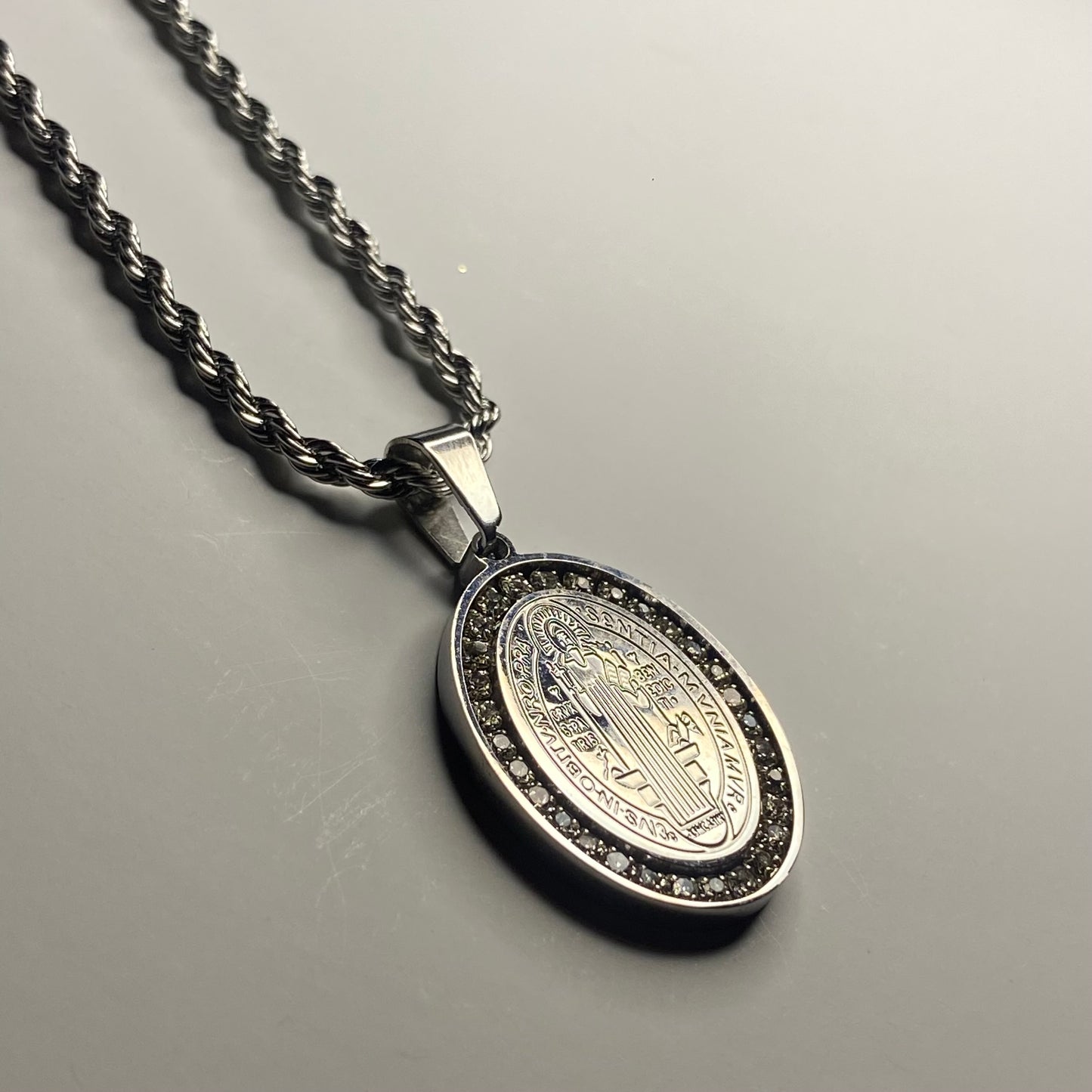 Medalla ovalada San Benito