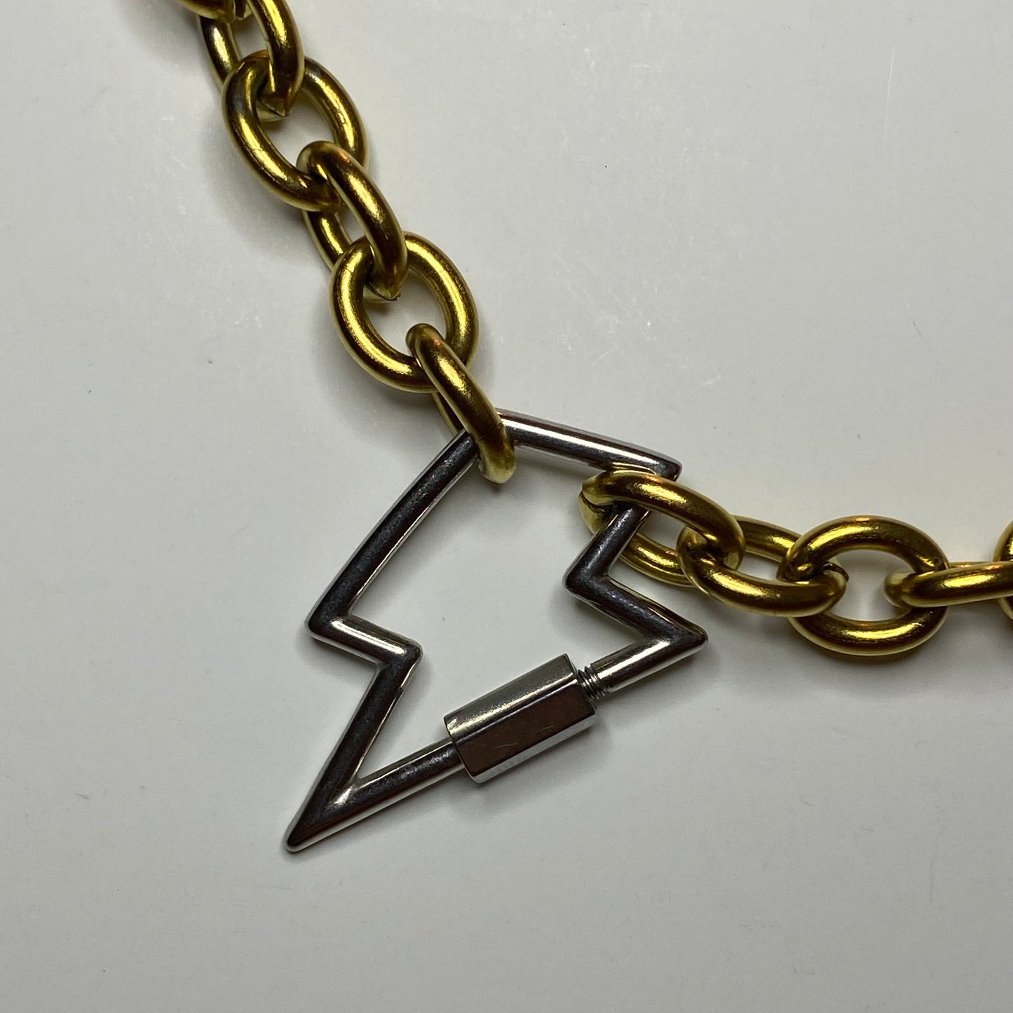 Cadena con broche de rayo
