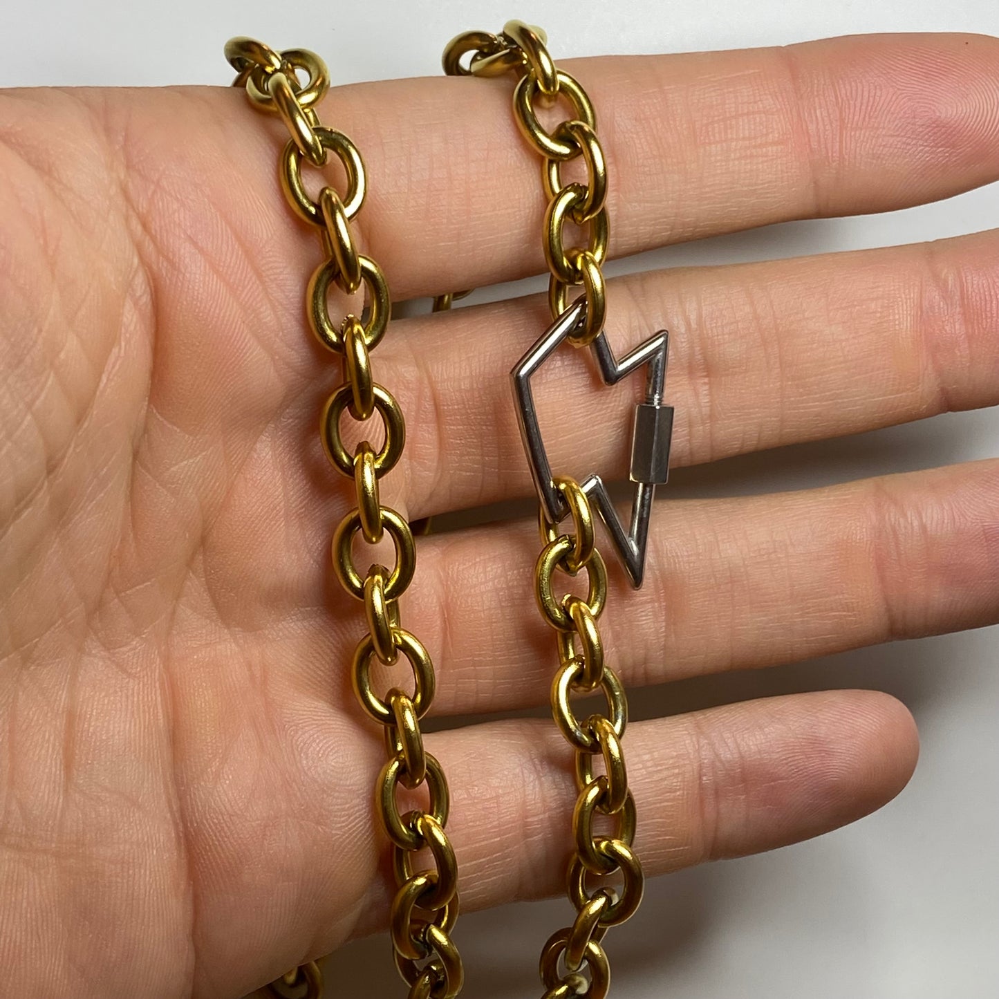 Cadena con broche de rayo