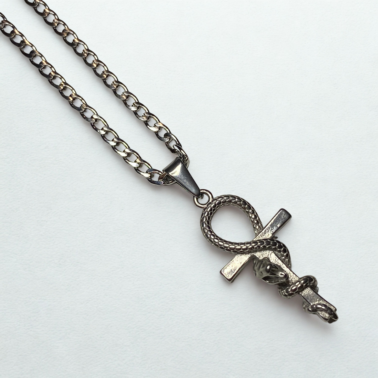 Collar cruz con serpiente
