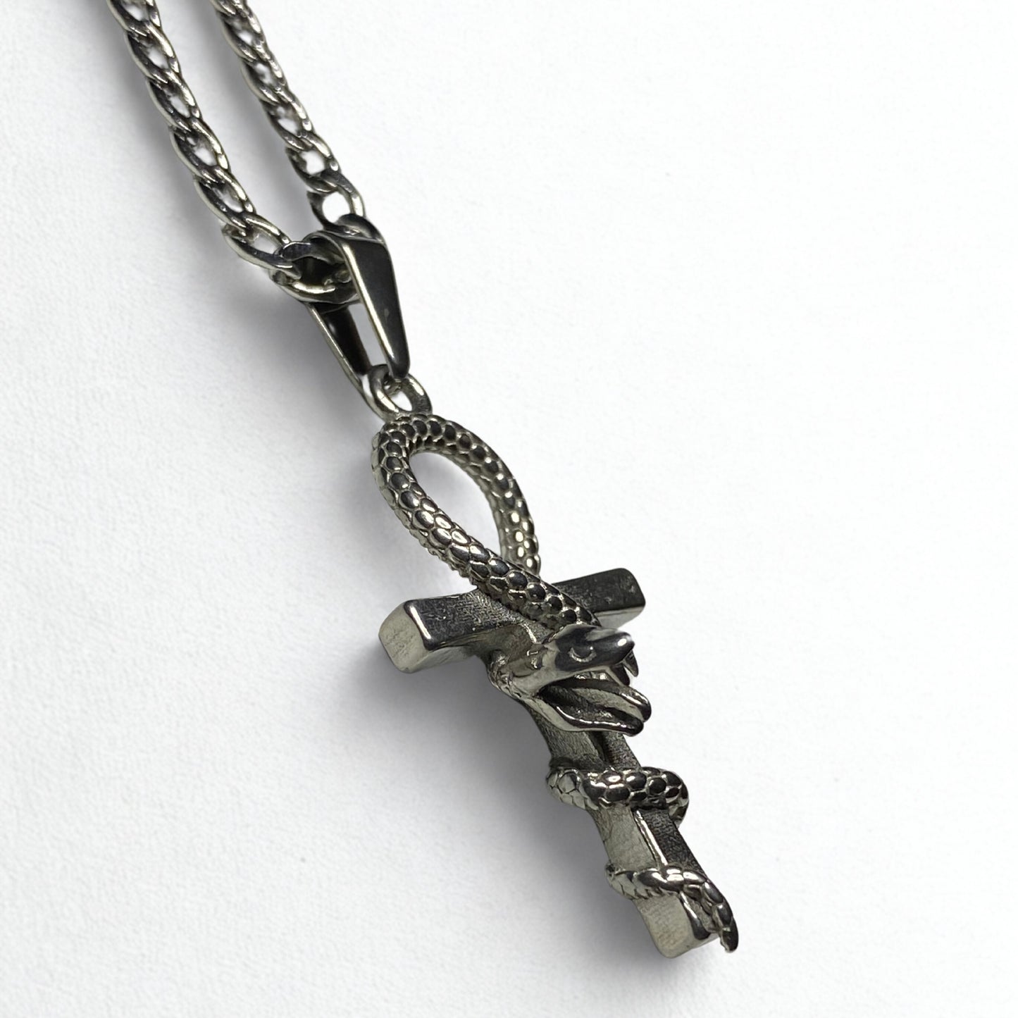 Collar cruz con serpiente