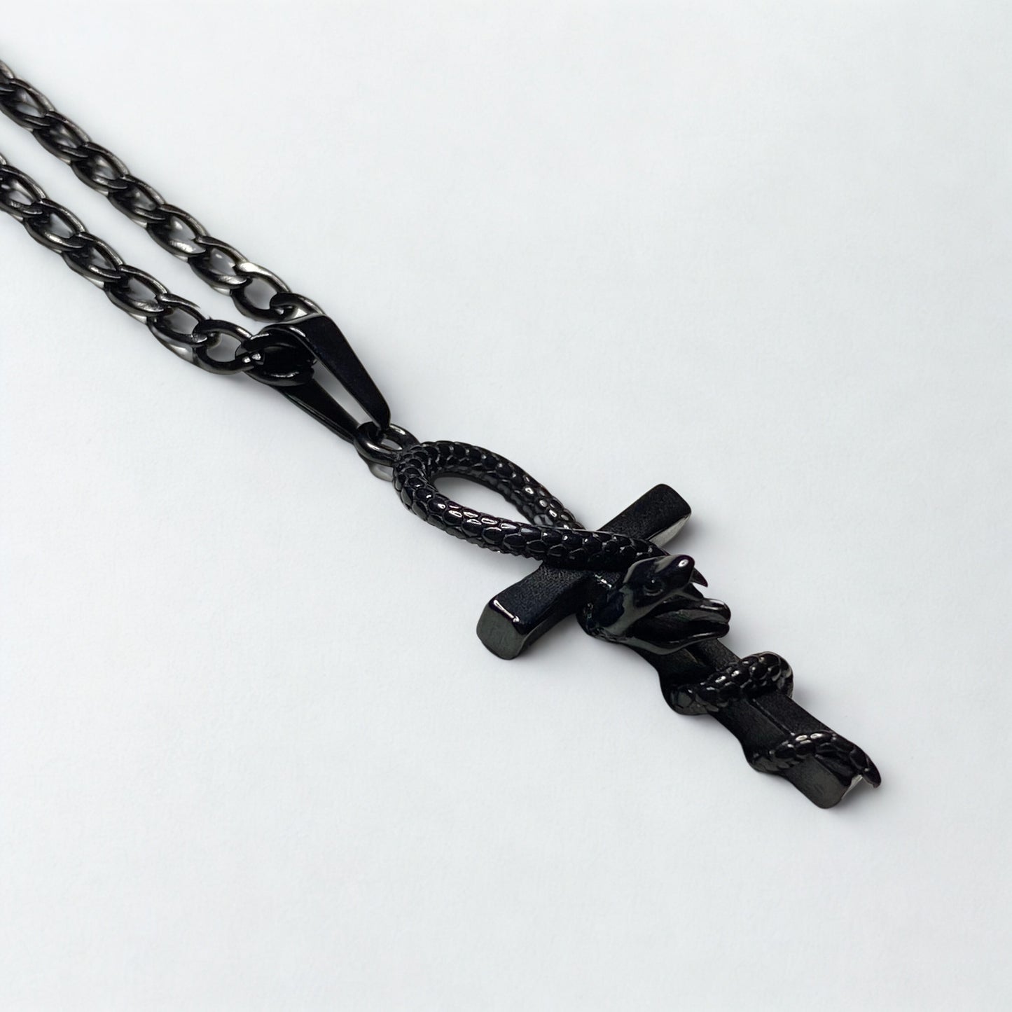 Collar cruz con serpiente